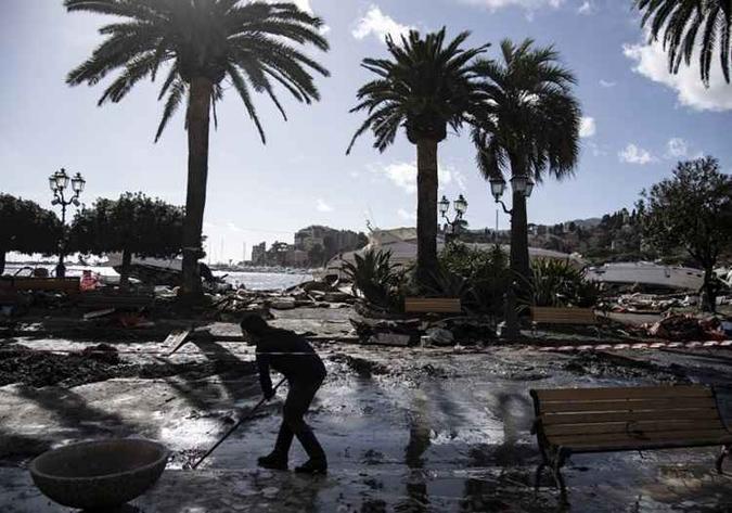 Chuvas fortes acompanhadas por ventos de até 180 km/h em algumas áreas da Itália também resultaram em graves perturbações no tráfego(foto: AFP) Chuvas fortes acompanhadas por ventos de até 180 km/h em algumas áreas da Itália também resultaram em graves perturbações no tráfego(foto: AFP)