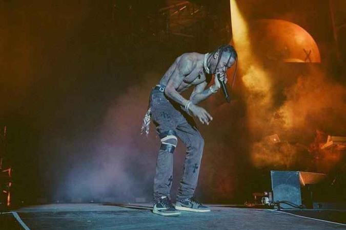 Travis no show do Festival Rolling Sound, onde o acidente aconteceu(foto: Instagram/Travis Scott) Travis no show do Festival Rolling Sound, onde o acidente aconteceu(foto: Instagram/Travis Scott)