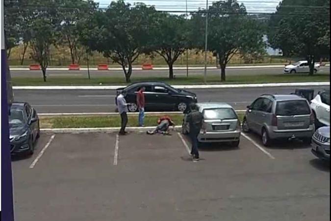Durante troca de tiros, um dos suspeitos acabou baleado(foto: Redes Sociais) Durante troca de tiros, um dos suspeitos acabou baleado(foto: Redes Sociais)