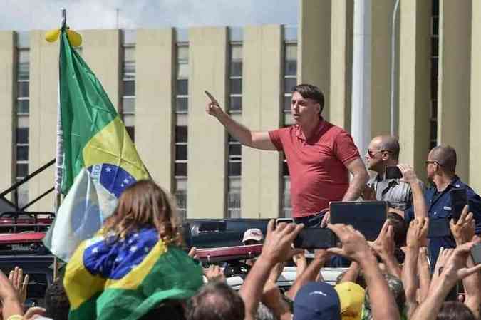 Repercussão: após manifestação pró-regime militar, Bolsonaro sofre ...