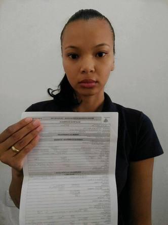 Débora Sena segura boletim de ocorrência feito no dia do caso (foto: Arquivo pessoal) Débora Sena segura boletim de ocorrência feito no dia do caso (foto: Arquivo pessoal)
