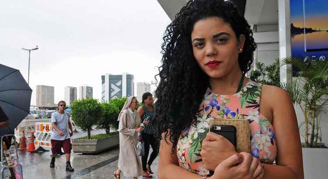 Depois de ter o celular roubado, Lucélia passou a andar com a carteira e o telefone seguros junto ao corpo(foto: Barbara Cabral/Esp. CB/D.A Press) Depois de ter o celular roubado, Lucélia passou a andar com a carteira e o telefone seguros junto ao corpo(foto: Barbara Cabral/Esp. CB/D.A Press)