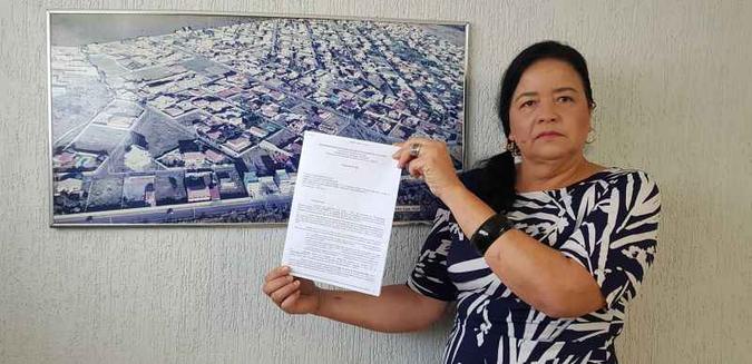 Júnia Bittencourt exibe o documento que parecia dar luz aos moradores: a notificação das primeiras vendas(foto: Alan Rios/CB) Júnia Bittencourt exibe o documento que parecia dar luz aos moradores: a notificação das primeiras vendas(foto: Alan Rios/CB)