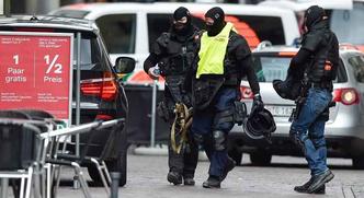A polícia suíça no bairro de Schaffhausen, onde um homem armado com uma motosserra feriu pelo menos cinco pessoas em um ataque(foto: Michael Buholzer /AFP - 24/7/2017) A polícia suíça no bairro de Schaffhausen, onde um homem armado com uma motosserra feriu pelo menos cinco pessoas em um ataque(foto: Michael Buholzer /AFP - 24/7/2017)