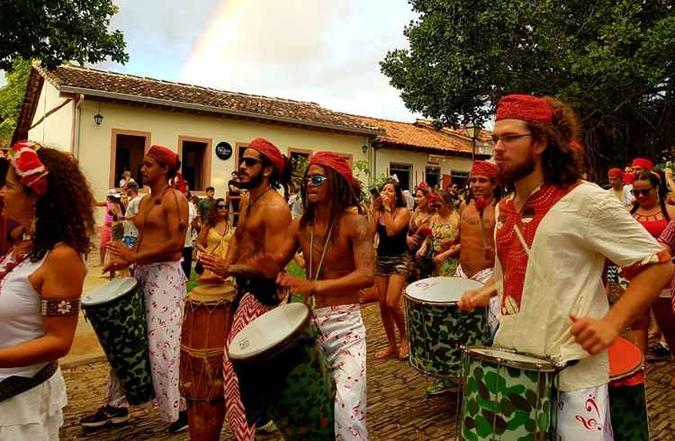 O Bloco Aláfia desfilou seguido por foliões de todas as idades, incluindo muitas famílias(foto: Renato Alves/CB/D.A. Press) O Bloco Aláfia desfilou seguido por foliões de todas as idades, incluindo muitas famílias(foto: Renato Alves/CB/D.A. Press)
