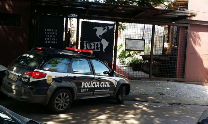 Viaturas da Polícia Civil chegaram à fábrica da Backer nesta manhã (foto: Polícia Civil/Divulgação) Viaturas da Polícia Civil chegaram à fábrica da Backer nesta manhã (foto: Polícia Civil/Divulgação)