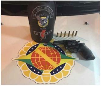 O revólver calibre 38 foi encontrado dentro do lixo, na cozinha da casa do suspeito(foto: PMDF/Divulgação) O revólver calibre 38 foi encontrado dentro do lixo, na cozinha da casa do suspeito(foto: PMDF/Divulgação)