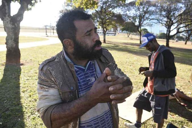 Formado em teologia e sem-teto há dois meses, Venâncio do Nascimento espera poder rever os dois filhos: Formado em teologia e sem-teto há dois meses, Venâncio do Nascimento espera poder rever os dois filhos: