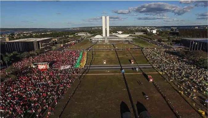 Documentário mistura fatos políticos e história pessoal(foto: Netflix/Divulgação) Documentário mistura fatos políticos e história pessoal(foto: Netflix/Divulgação)