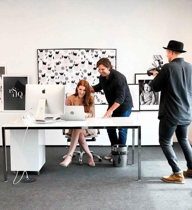 Amber, juntamente com o seu marido, enxergou a possibilidade de bloggers alcançarem a independência financeira trabalhando com as redes sociais(foto: Amber Venz Box/Divulgação )