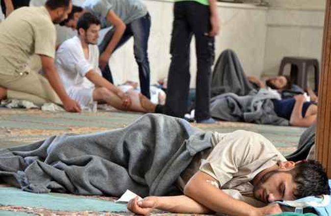 Sobreviventes de ataque com gás descansam em mesquita no bairro Duma, em Damasco(foto: Bassam Khabieh/Reuters) Sobreviventes de ataque com gás descansam em mesquita no bairro Duma, em Damasco(foto: Bassam Khabieh/Reuters)