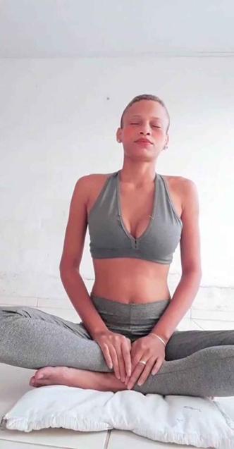 A influencer digital Evelyn Amorim costuma fazer alongamentos e ioga depois de ficar muito tempo sentada(foto: Arquivo pessoal) A influencer digital Evelyn Amorim costuma fazer alongamentos e ioga depois de ficar muito tempo sentada(foto: Arquivo pessoal)