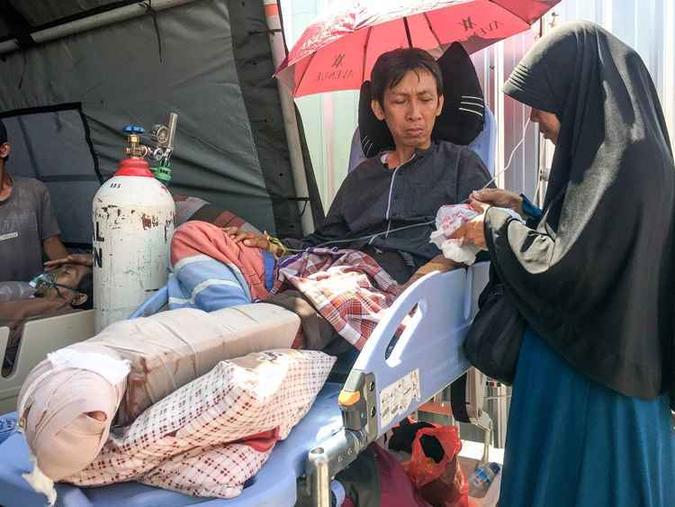 Sobrevivente em uma cama de hospital em uma enfermaria em Mataram, na ilha de Lombok(foto: Mataram, Indonésia ) Sobrevivente em uma cama de hospital em uma enfermaria em Mataram, na ilha de Lombok(foto: Mataram, Indonésia )