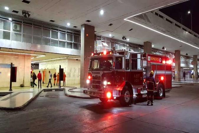 Princípio de incêndio atinge o fosso de um elevador da Rodoviária do Plano Piloto, na madrugada desta terça-feira (17/3)(foto: CBMDF/Divulgação) Princípio de incêndio atinge o fosso de um elevador da Rodoviária do Plano Piloto, na madrugada desta terça-feira (17/3)(foto: CBMDF/Divulgação)