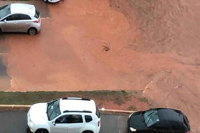 Redemoinho se forma após chuva de granizo que atingiu toda a região central de Brasília. (foto: Arquivo pessoal) Redemoinho se forma após chuva de granizo que atingiu toda a região central de Brasília. (foto: Arquivo pessoal)