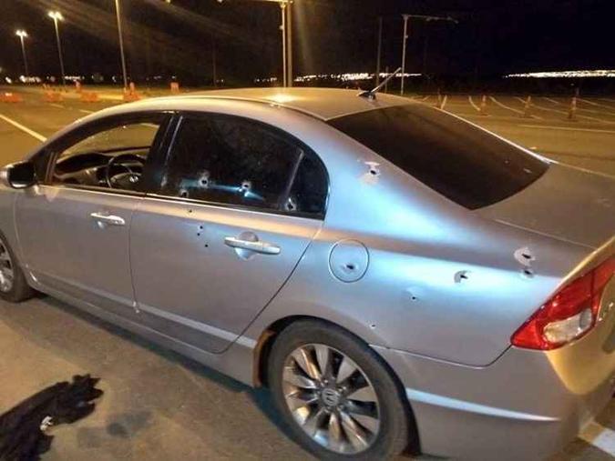 Carro que agente penitenciário dirigiu levou 16 tiros.(foto: Reprodução) Carro que agente penitenciário dirigiu levou 16 tiros.(foto: Reprodução)