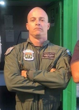Sargento Queiroz, vítima da queda do helicóptero (foto: Redes sociais ) Sargento Queiroz, vítima da queda do helicóptero (foto: Redes sociais )