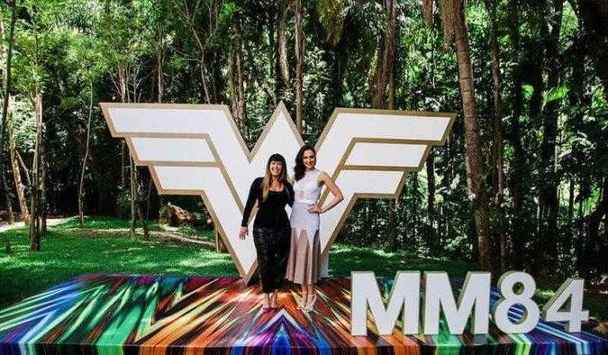 Patty Jenkins, diretora de Mulher-Maravilha 1984, e a atriz Gal Gadot na coletiva de imprensa (foto: Marcos Tarini/ Divulgação) Patty Jenkins, diretora de Mulher-Maravilha 1984, e a atriz Gal Gadot na coletiva de imprensa (foto: Marcos Tarini/ Divulgação)