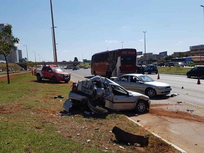 A colisão deixou os motoristas dos carros feridos. Um deles precisou ser levado de helicóptero para o Hospital de Base com traumatismo craniano(foto: Divulgação/CBMDF) A colisão deixou os motoristas dos carros feridos. Um deles precisou ser levado de helicóptero para o Hospital de Base com traumatismo craniano(foto: Divulgação/CBMDF)