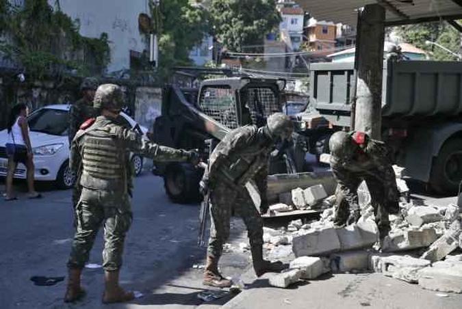 Blocos de concreto que dificultam acesso de carros da polícia às favelas são recolhidos(foto: Tânia Rêgo/Agência Brasil) Blocos de concreto que dificultam acesso de carros da polícia às favelas são recolhidos(foto: Tânia Rêgo/Agência Brasil)