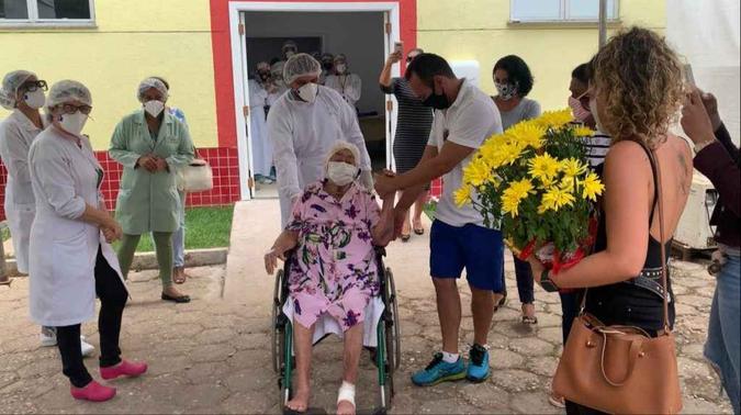 Parentes recebem a idosa na saída do hospital com muita emoção (foto: Divulgação/O Imparcial) Parentes recebem a idosa na saída do hospital com muita emoção (foto: Divulgação/O Imparcial)