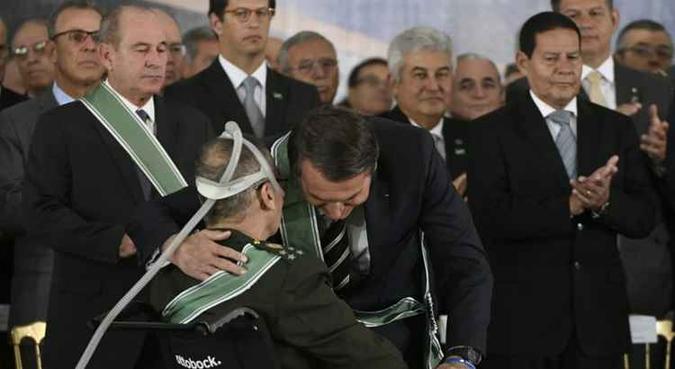 Villas Bôas agradeceu brevemente as autoridades presentes, como o presidente Jair Bolsonaro, e em seguida pediu que fosse realizada a leitura de seu discurso(foto: Ed Alves/CB/D.A Press) Villas Bôas agradeceu brevemente as autoridades presentes, como o presidente Jair Bolsonaro, e em seguida pediu que fosse realizada a leitura de seu discurso(foto: Ed Alves/CB/D.A Press)