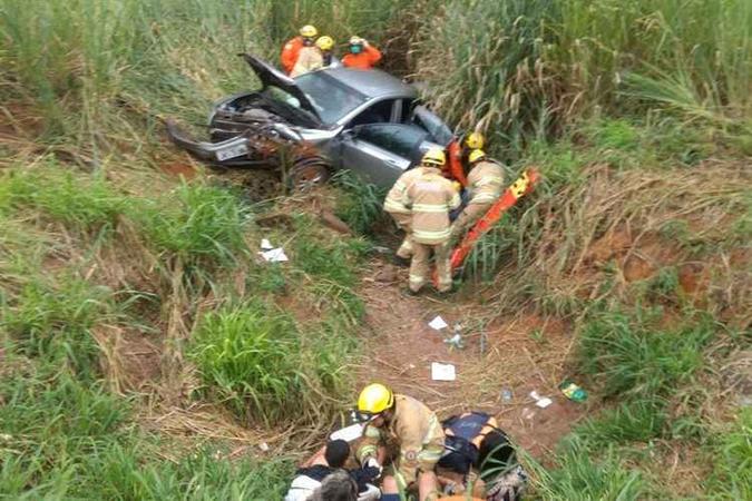Seis pessoas que estavam em um carro se feriram após o motorista perder o controle e cair em uma vala(foto: CBMDF/Divulgação) Seis pessoas que estavam em um carro se feriram após o motorista perder o controle e cair em uma vala(foto: CBMDF/Divulgação)