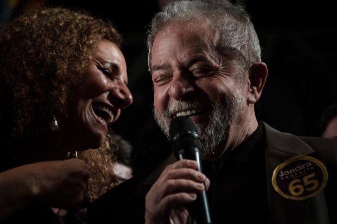 A deputada Jandira Feghali acredita que a decisão chegue até a liberdade do ex-presidente(foto: AFP) A deputada Jandira Feghali acredita que a decisão chegue até a liberdade do ex-presidente(foto: AFP)