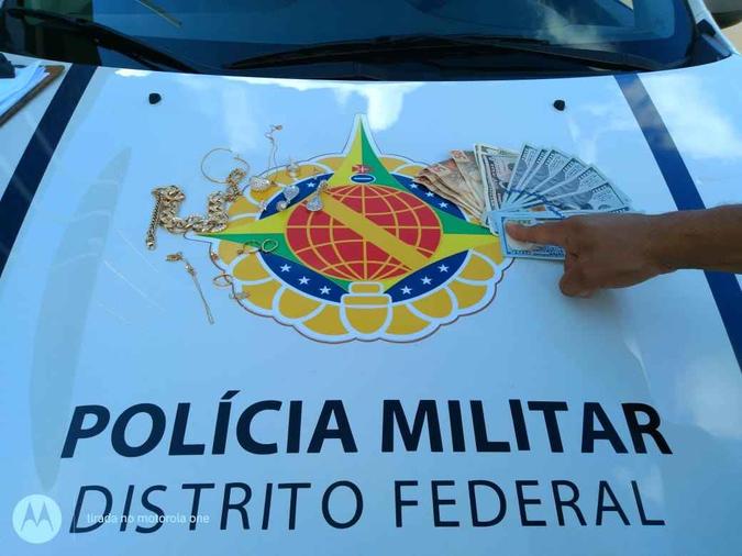 Com o suspeito, a PM encontrou joias e semi-joias, além de dólares e notas de real(foto: Divulgação: PMDF) Com o suspeito, a PM encontrou joias e semi-joias, além de dólares e notas de real(foto: Divulgação: PMDF)
