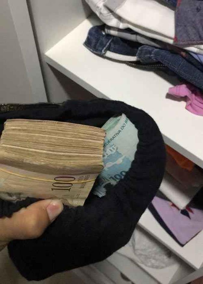 Dinheiro encontrado na casa de um dos suspeitos investigados (foto: Reprodução/WhatsApp ) Dinheiro encontrado na casa de um dos suspeitos investigados (foto: Reprodução/WhatsApp )