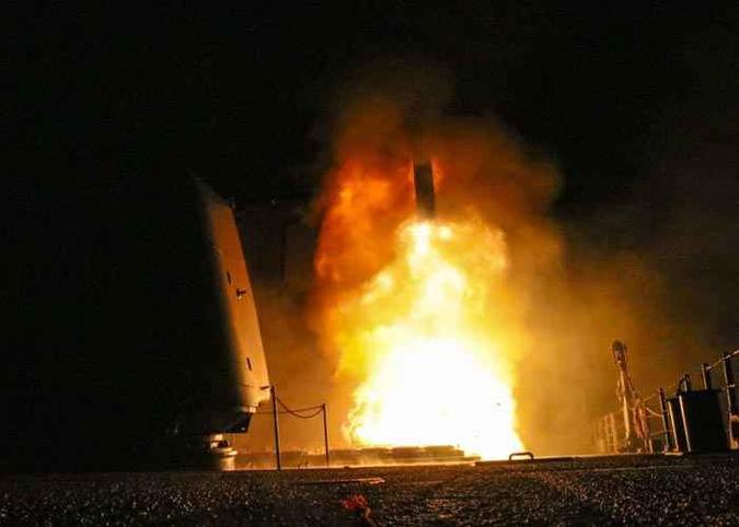 Imagem divulgada pelo Departamento de Defesa dos EUA, o cruzador de mísseis guiados USS Monterey dispara um míssil de ataque terrestre (foto: AFP PHOTO / US Navy / Lt. j.g Matthew Daniels ) Imagem divulgada pelo Departamento de Defesa dos EUA, o cruzador de mísseis guiados USS Monterey dispara um míssil de ataque terrestre (foto: AFP PHOTO / US Navy / Lt. j.g Matthew Daniels )