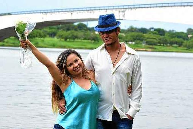 Sandra e Pedro foram ontem à Prainha agradecer pelo ano que passou(foto: Antonio Cunha/CB/D.A Press) Sandra e Pedro foram ontem à Prainha agradecer pelo ano que passou(foto: Antonio Cunha/CB/D.A Press)