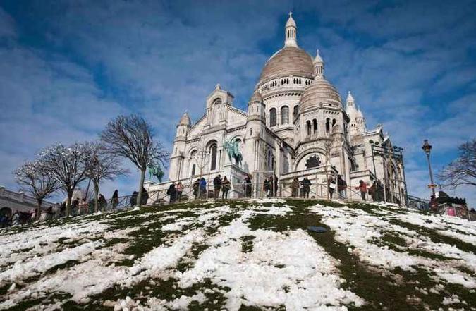 No alto, a Basílica Sacre-Couer tem vista privilegiada de toda a cidade(foto: Joel Saget/AFP - 8/2/18) No alto, a Basílica Sacre-Couer tem vista privilegiada de toda a cidade(foto: Joel Saget/AFP - 8/2/18)