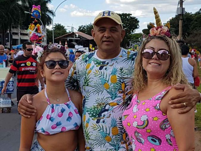 Maria Rita Fernandes, Joel Ribeiro e Roberta Morais: filha, pai e mãe seguem o Pacotão há 15 anos(foto: Carlos Vieira/CB/D.A Press) Maria Rita Fernandes, Joel Ribeiro e Roberta Morais: filha, pai e mãe seguem o Pacotão há 15 anos(foto: Carlos Vieira/CB/D.A Press)