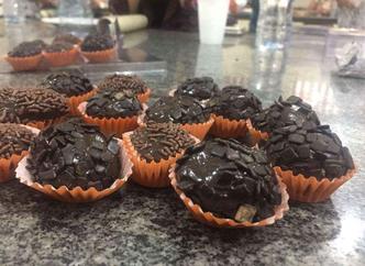 Ex-alunos do curso de gastronomia, da Universidade Católica de Brasília (UCB), campus Taguatinga, mostraram as versatilidades do brigadeiro(foto: Mayara Subtil/Esp. Correio) Ex-alunos do curso de gastronomia, da Universidade Católica de Brasília (UCB), campus Taguatinga, mostraram as versatilidades do brigadeiro(foto: Mayara Subtil/Esp. Correio)