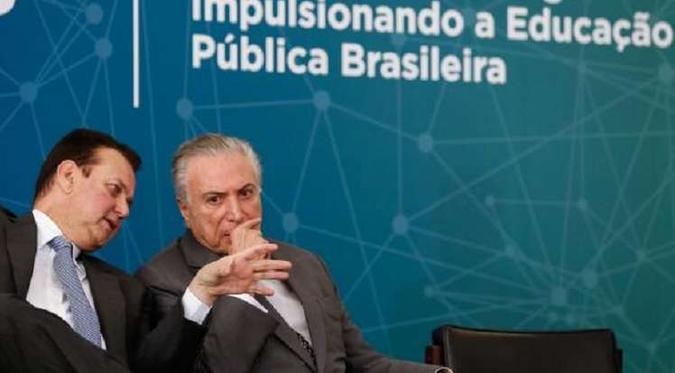 O ministro da Ciência, Tecnologia, Inovações e Comunicações, Gilberto Kassab, e o presidente Michel Temer durante a cerimônia de lançamento da Política de Inovação Educação Conectada(foto: Alan Santos/PR) O ministro da Ciência, Tecnologia, Inovações e Comunicações, Gilberto Kassab, e o presidente Michel Temer durante a cerimônia de lançamento da Política de Inovação Educação Conectada(foto: Alan Santos/PR)
