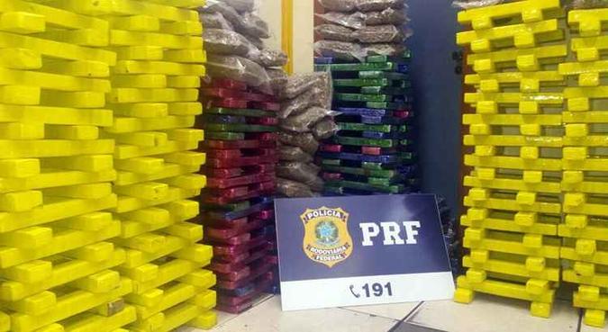 Os cães rapidamente identificaram a presença de droga nos dois tanques de combustível(foto: PRF/Divulgação) Os cães rapidamente identificaram a presença de droga nos dois tanques de combustível(foto: PRF/Divulgação)