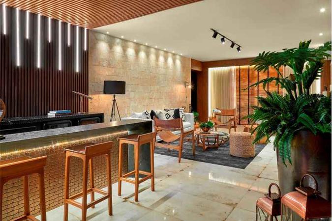 Living da Kramer Arquitetura: revestimentos de madeira nas paredes e no teto criam um ambiente acolhedor(foto: Jomar Bragança/Divulgação) Living da Kramer Arquitetura: revestimentos de madeira nas paredes e no teto criam um ambiente acolhedor(foto: Jomar Bragança/Divulgação)