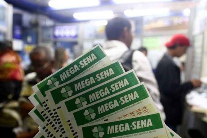 Ao todo, 52 apostadores acertaram as seis dezenas e dividem o prêmio principal da Mega da Virada(foto: Luis Nova/Esp. CB/D.A Press) Ao todo, 52 apostadores acertaram as seis dezenas e dividem o prêmio principal da Mega da Virada(foto: Luis Nova/Esp. CB/D.A Press)
