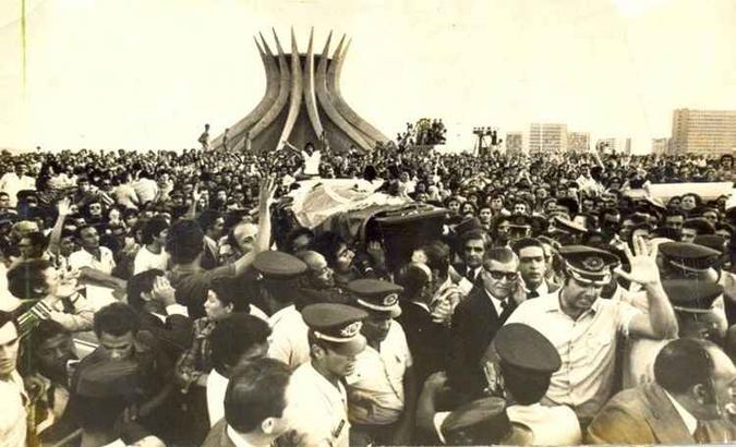 Em 1976, milhares de pessoas se reuniram na Esplanada para se despedir do ex-presidente Juscelino Kubitschek(foto: Arquivo CB/D.A Press) Em 1976, milhares de pessoas se reuniram na Esplanada para se despedir do ex-presidente Juscelino Kubitschek(foto: Arquivo CB/D.A Press)