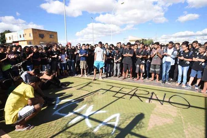 Mais de 300 amigos e vizinhos protestaram na quadra onde o jovem morreu eletrocutado(foto: Ed Alves/CB/D.A.Press) Mais de 300 amigos e vizinhos protestaram na quadra onde o jovem morreu eletrocutado(foto: Ed Alves/CB/D.A.Press)