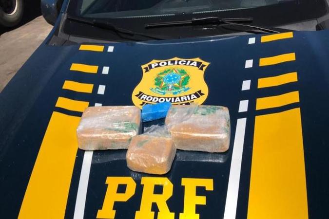 A droga estava escondida em um compartimento do carro(foto: Polícia Rodoviária Federal/Divulgação) A droga estava escondida em um compartimento do carro(foto: Polícia Rodoviária Federal/Divulgação)