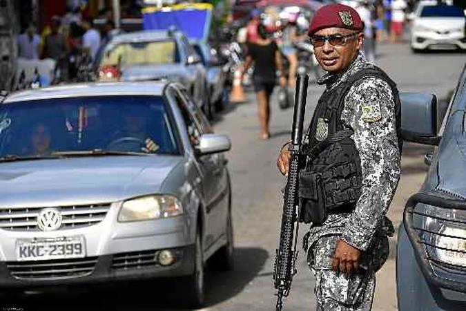 Policiais da Força Nacional reforçam o patrulhamento ostensivo nas ruas de Natal: efetivo reforçado na sexta(foto: Pedro Vitorino Junior/Photo Press/Folhapress ) Policiais da Força Nacional reforçam o patrulhamento ostensivo nas ruas de Natal: efetivo reforçado na sexta(foto: Pedro Vitorino Junior/Photo Press/Folhapress )