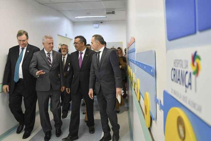 Diretor-geral da OMS, segundo da direita para a esquerda, citou Hospital da Criança como referência(foto: Andre Borges/Agência Brasília) Diretor-geral da OMS, segundo da direita para a esquerda, citou Hospital da Criança como referência(foto: Andre Borges/Agência Brasília)