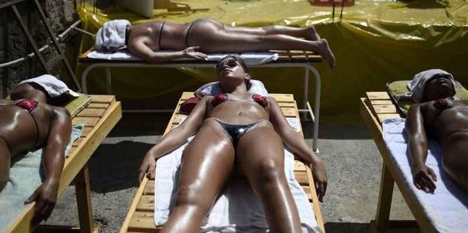 Mulheres tomam sol em cobertura de Belo Horizonte(foto: AFP) Mulheres tomam sol em cobertura de Belo Horizonte(foto: AFP)
