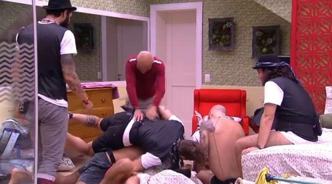 Kaysar é vítima de guerra de travesseiro dos brothers(foto: TV Globo/Reprodução) Kaysar é vítima de guerra de travesseiro dos brothers(foto: TV Globo/Reprodução)