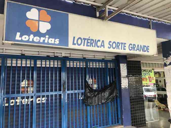 Funcionários da lotérica do casal, no Paranoá, colocaram uma faixa preta pelo luto(foto: Pedro Grigori/Esp. CB/D.A Press)