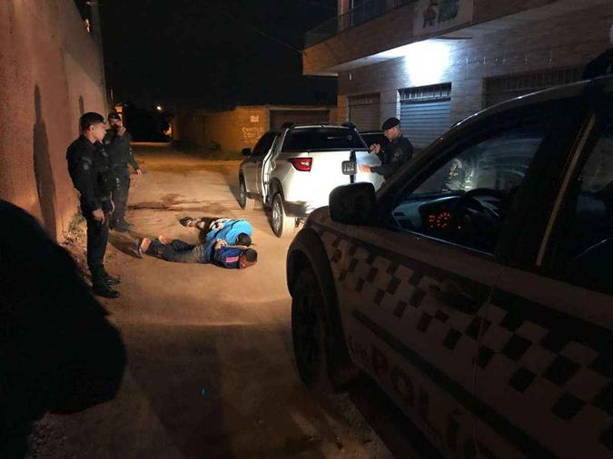 Policiais flagraram criminosos no Sol Nascente: roubo na M Norte(foto: Polícia Militar/Divulgação) Policiais flagraram criminosos no Sol Nascente: roubo na M Norte(foto: Polícia Militar/Divulgação)