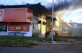 Ao todo, nove viaturas e 40 militares trabalharam contra propagação do fogo(foto: CBMDF/Divulgação) Ao todo, nove viaturas e 40 militares trabalharam contra propagação do fogo(foto: CBMDF/Divulgação)