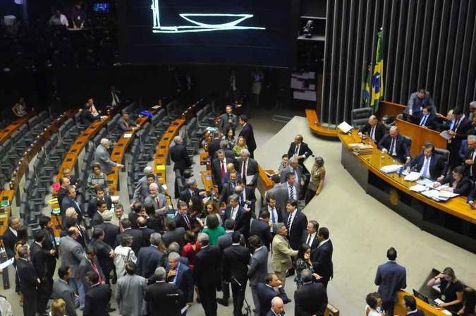 Plenário da Câmara: reação dos parlamentares contra decisão dos ministros do Supremo leva em conta uma pesquisa sobre a quantidade de autoridades no MP e no Judiciário com foro privilegiado no país(foto: Minervino Junior/CB/D.A Press ) Plenário da Câmara: reação dos parlamentares contra decisão dos ministros do Supremo leva em conta uma pesquisa sobre a quantidade de autoridades no MP e no Judiciário com foro privilegiado no país(foto: Minervino Junior/CB/D.A Press )